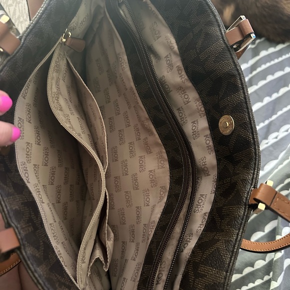 Michael Kors large hand bag. - Picture 2 of 4